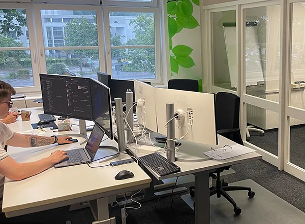 Entwicklungsbereich mit mehreren Arbeitsplätzen